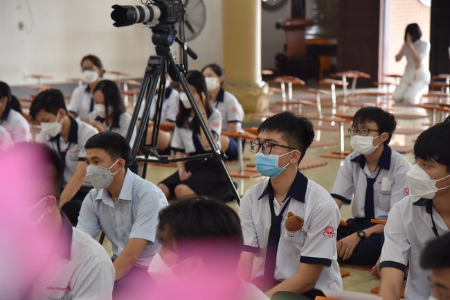 Nhan Van High School Students Pray for University Examination 2022