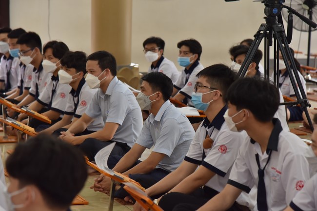 Nhan Van High School Students Pray for University Examination 2022