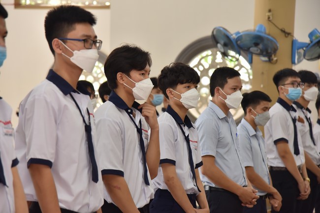 Nhan Van High School Students Pray for University Examination 2022