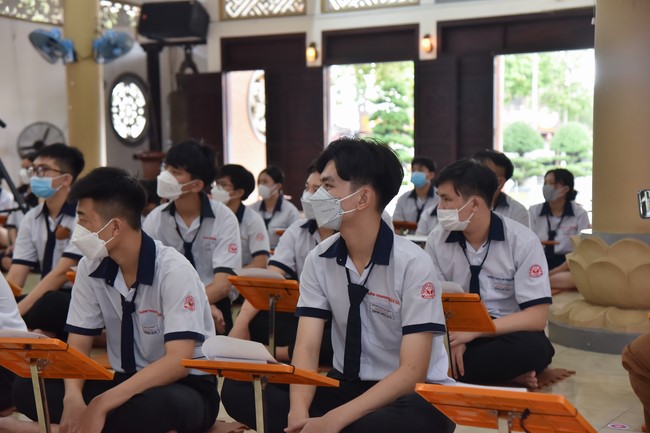 Nhan Van High School Students Pray for University Examination 2022
