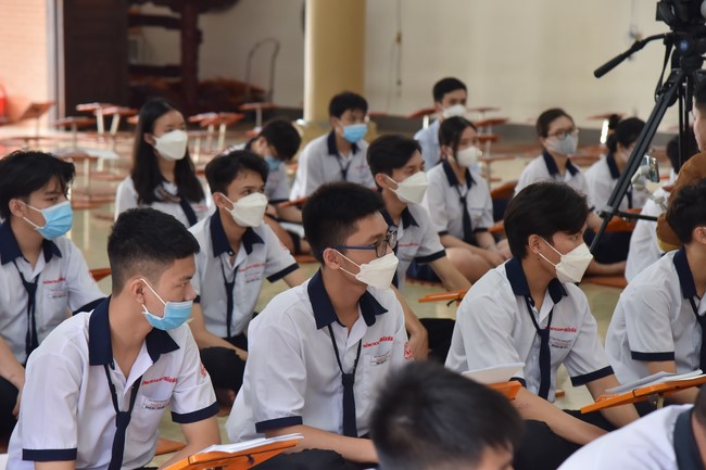 Nhan Van High School Students Pray for University Examination 2022