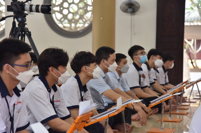 Nhan Van High School Students Pray for University Examination 2022