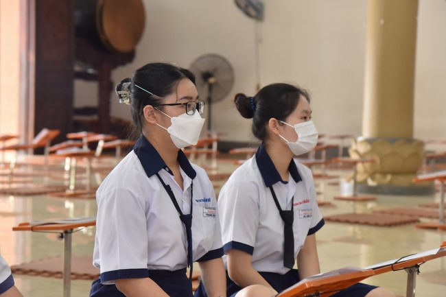 Nhan Van High School Students Pray for University Examination 2022