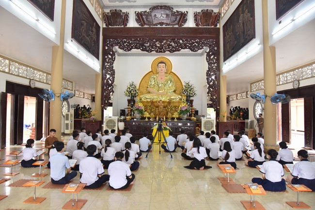 Nhan Van High School Students Pray for University Examination 2022