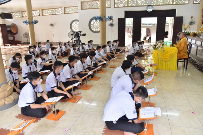 Nhan Van High School Students Pray for University Examination 2022