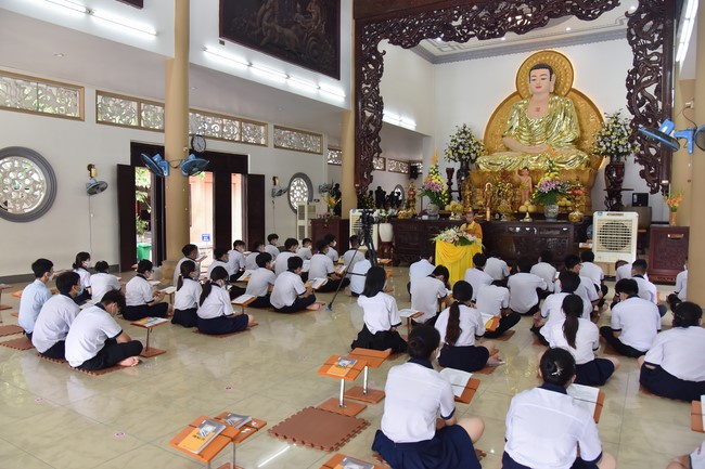 Nhan Van High School Students Pray for University Examination 2022