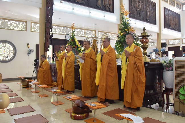 Nhan Van High School Students Pray for University Examination 2022