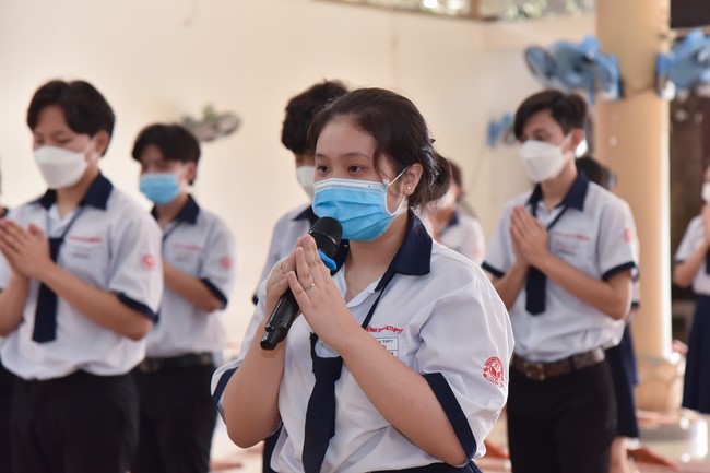 Nhan Van High School Students Pray for University Examination 2022