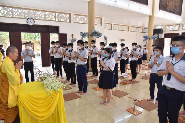Nhan Van High School Students Pray for University Examination 2022