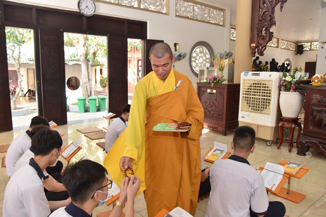 Nhan Van High School Students Pray for University Examination 2022