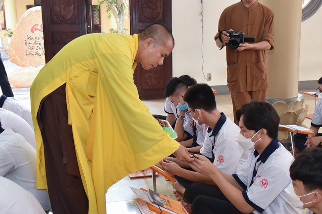 Nhan Van High School Students Pray for University Examination 2022