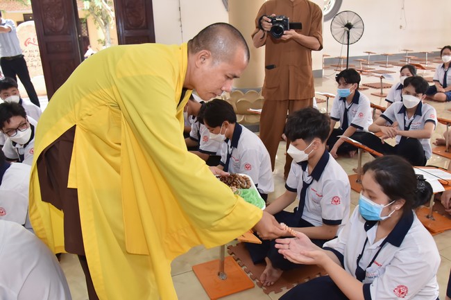 Nhan Van High School Students Pray for University Examination 2022