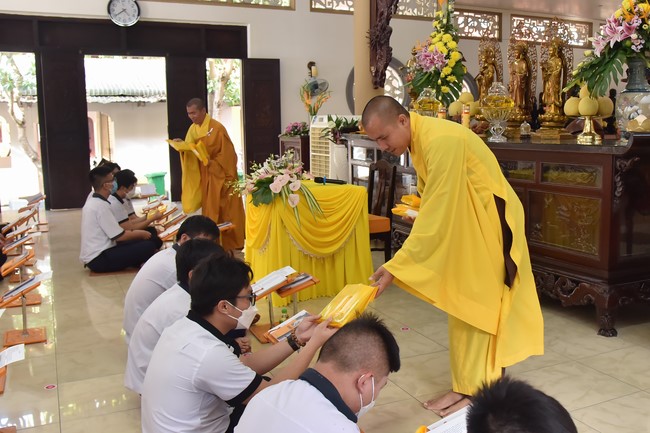 Nhan Van High School Students Pray for University Examination 2022