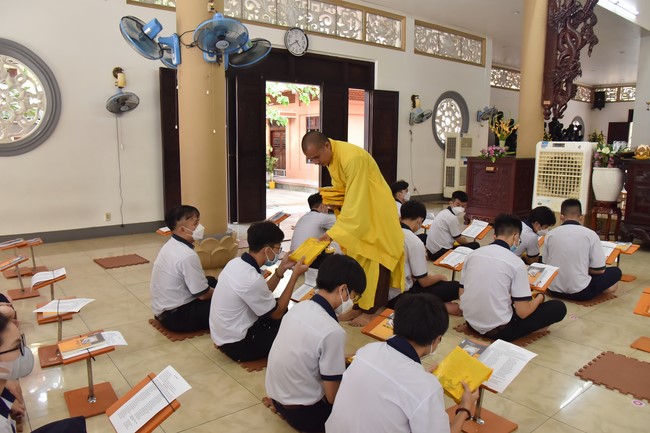 Nhan Van High School Students Pray for University Examination 2022
