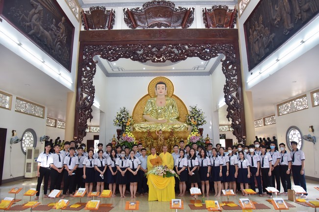 Nhan Van High School Students Pray for University Examination 2022