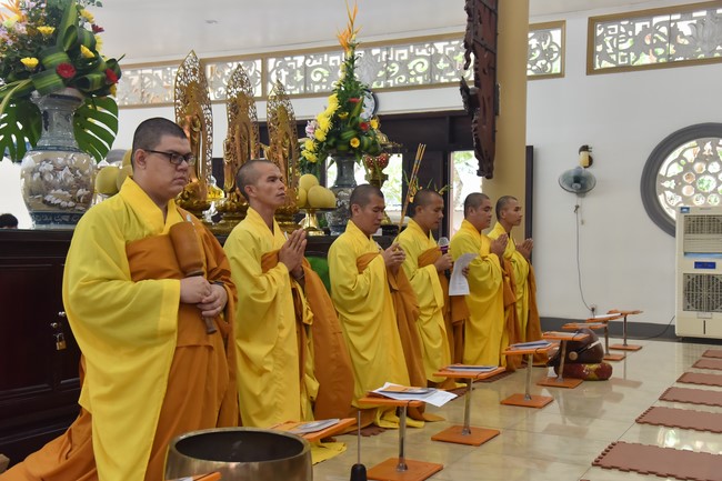 Nhan Van High School Students Pray for University Examination 2022