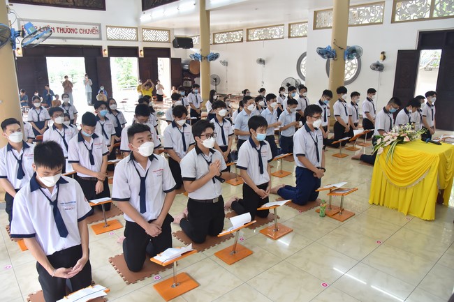 Nhan Van High School Students Pray for University Examination 2022