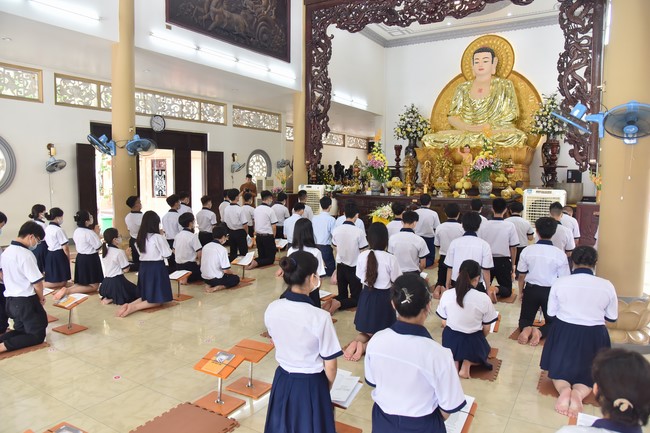 Nhan Van High School Students Pray for University Examination 2022