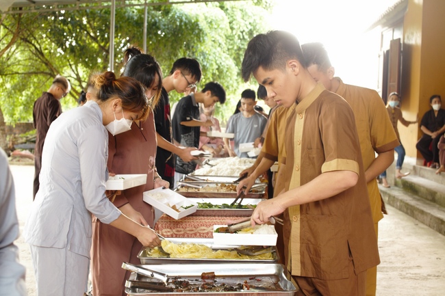 One-day Retreat for Students at Giai Lam pagoda, Ha Tinh