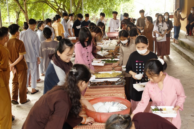 One-day Retreat for Students at Giai Lam pagoda, Ha Tinh