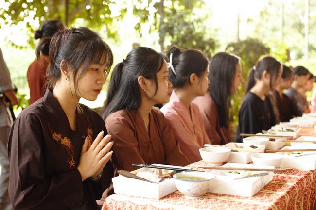 One-day Retreat for Students at Giai Lam pagoda, Ha Tinh