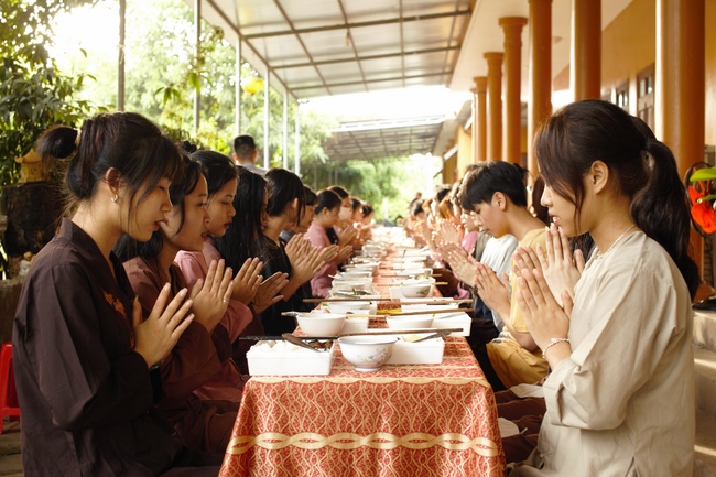 One-day Retreat for Students at Giai Lam pagoda, Ha Tinh