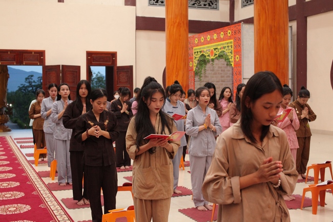 One-day Retreat for Students at Giai Lam pagoda, Ha Tinh