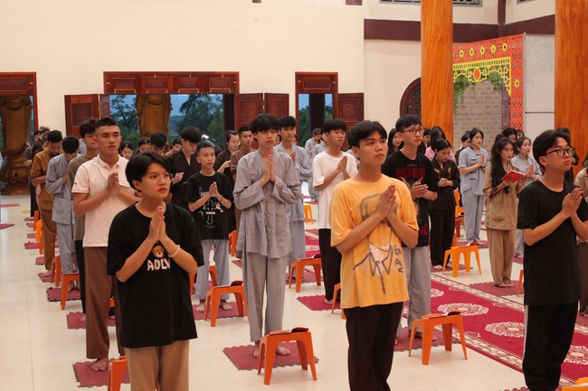 One-day Retreat for Students at Giai Lam pagoda, Ha Tinh