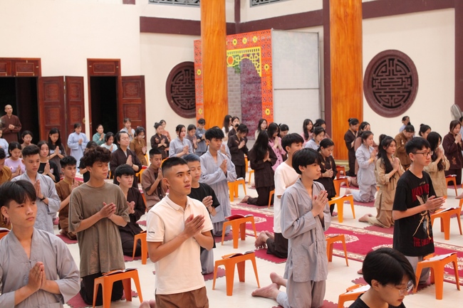 One-day Retreat for Students at Giai Lam pagoda, Ha Tinh