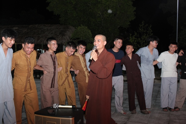 One-day Retreat for Students at Giai Lam pagoda, Ha Tinh