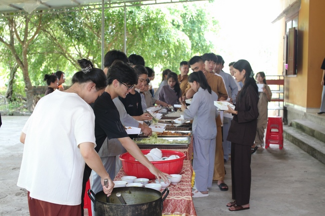 One-day Retreat for Students at Giai Lam pagoda, Ha Tinh