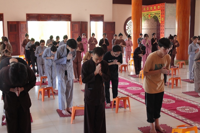 One-day Retreat for Students at Giai Lam pagoda, Ha Tinh