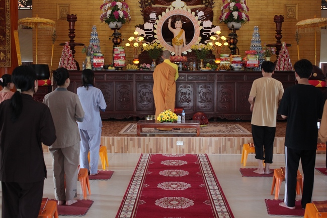 One-day Retreat for Students at Giai Lam pagoda, Ha Tinh
