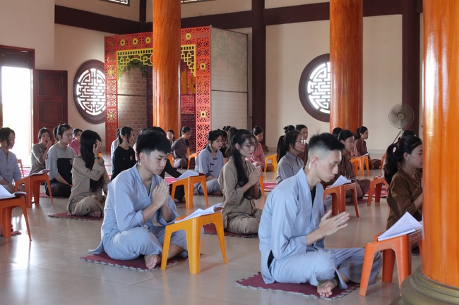 One-day Retreat for Students at Giai Lam pagoda, Ha Tinh