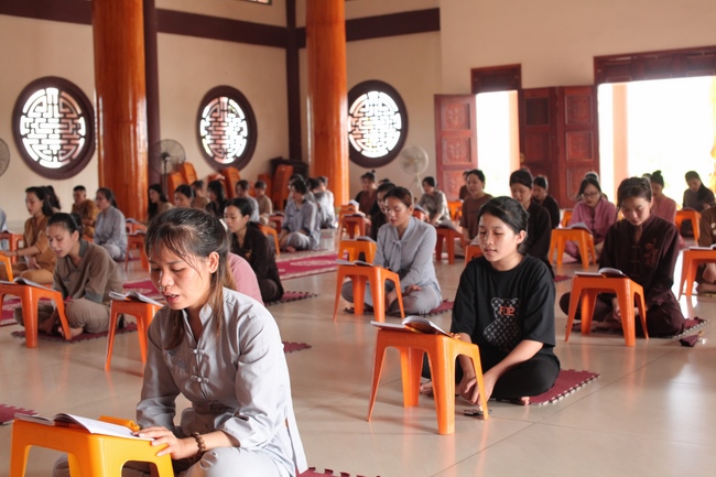One-day Retreat for Students at Giai Lam pagoda, Ha Tinh