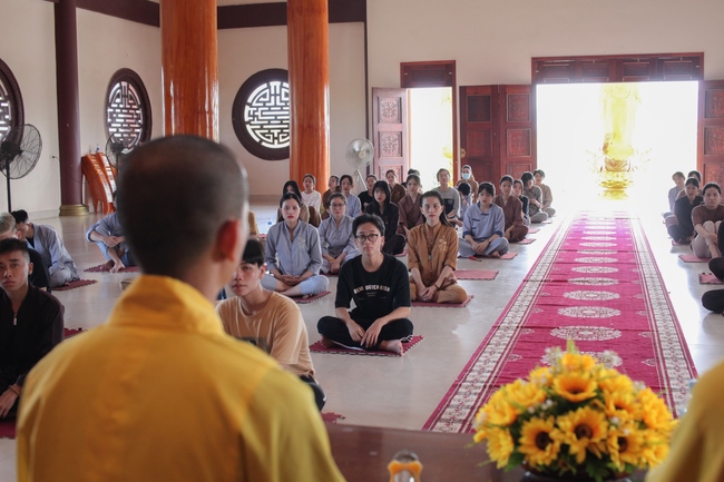 One-day Retreat for Students at Giai Lam pagoda, Ha Tinh