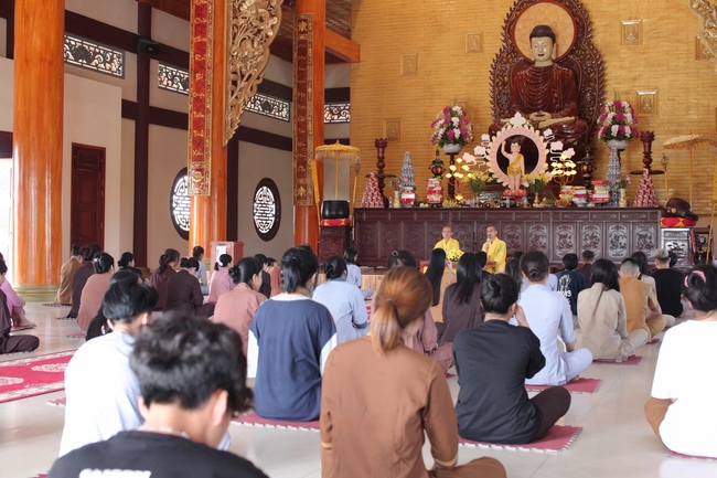 One-day Retreat for Students at Giai Lam pagoda, Ha Tinh