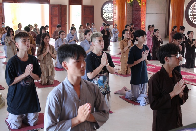 One-day Retreat for Students at Giai Lam pagoda, Ha Tinh