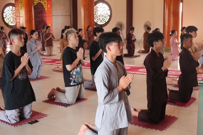 One-day Retreat for Students at Giai Lam pagoda, Ha Tinh