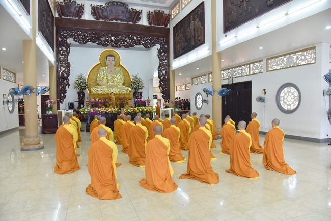 Monks of Hoang Phap Pagoda wishing a long life to the Most Master.