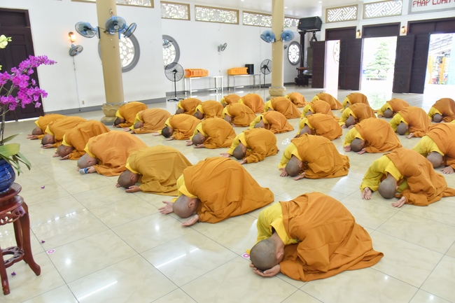 Monks of Hoang Phap Pagoda wishing a long life to the Most Master.