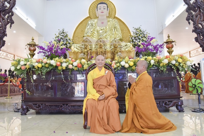 Monks of Hoang Phap Pagoda wishing a long life to the Most Master.