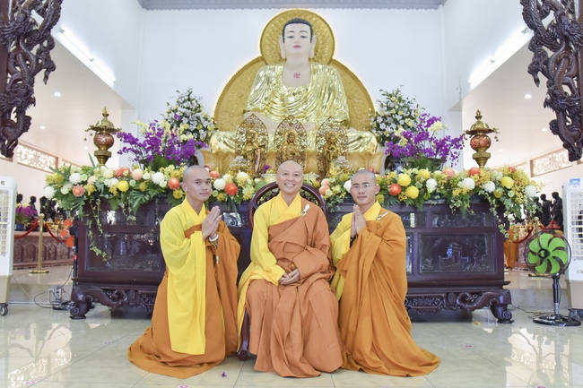 Monks of Hoang Phap Pagoda wishing a long life to the Most Master.