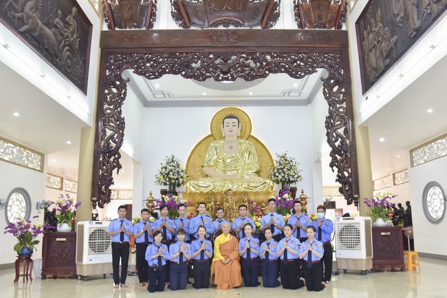 Monks of Hoang Phap Pagoda wishing a long life to the Most Master.