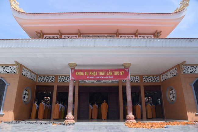 Dharma talk “sharing experiences of practicing” by Most Thich Minh Thong - The 97 th Seven-day Retreat