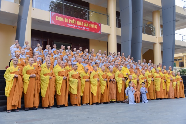 Dharma talk “sharing experiences of practicing” by Most Thich Minh Thong - The 97 th Seven-day Retreat