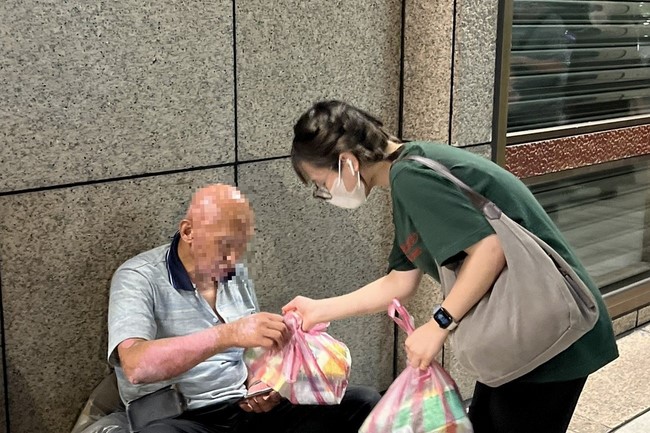 Lingyin Pagoda: Love to give is love that lasts forever