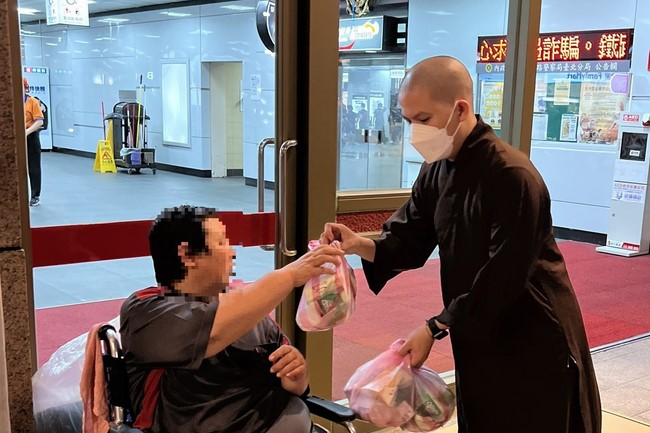 Lingyin Pagoda: Love to give is love that lasts forever