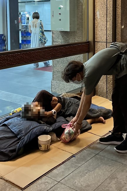 Lingyin Pagoda: Love to give is love that lasts forever