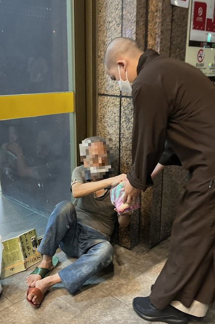 Lingyin Pagoda: Love to give is love that lasts forever